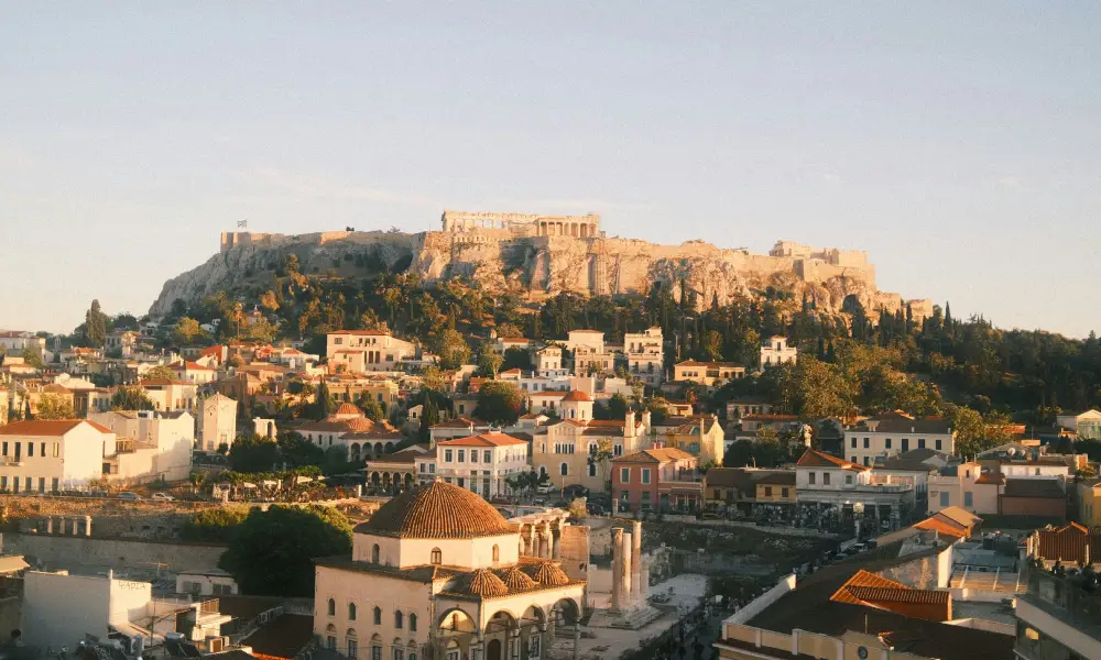 Πανοραμική άποψη της Αθήνας με την Ακρόπολη στο ηλιοβασίλεμα για τον οδηγό pet-friendly προορισμών.