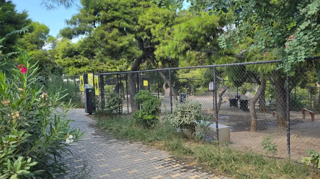 Πλακόστρωτο μονοπάτι δίπλα στην περίφραξη του πάρκου σκύλων στον Λόφο Λαμπράκη στον Νέο Κόσμο