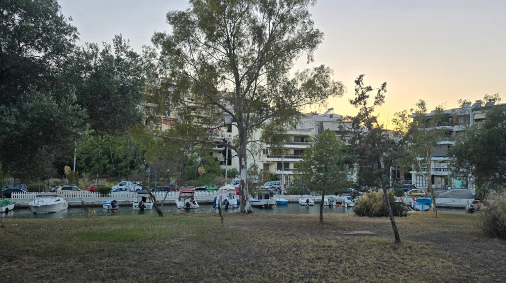 Εξωτερικό χωμάτινο μονοπάτι πρόσβασης προς την είσοδο του πάρκου σκύλων στο ΣΕΦ κοντά στο Δελφινάριο