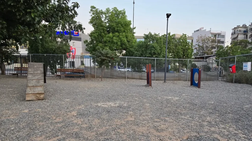 Όργανα εκπαίδευσης agility και περίφραξη στο dog park στο Σεραφείο